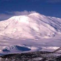 Gunung Berapi di Antartika Muntahkan Emas Setiap Hari