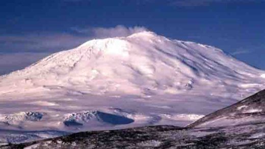 Gunung Berapi di Antartika Muntahkan Emas Setiap Hari