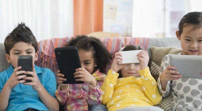 6 Ciri-ciri Anak Ketergantungan Gadget - Fakta.id Tips Efektif Membatasi Anak Kecil dari Ketergantungan Gadget