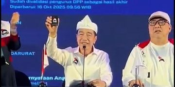 Jokowi Tampilkan KTA PSI Sebagai Anggota Sejak Oktober 2025
