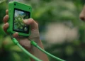 Smartphone Aman untuk Anak Saat Bermain di Luar