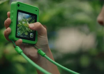 Smartphone Aman untuk Anak Saat Bermain di Luar